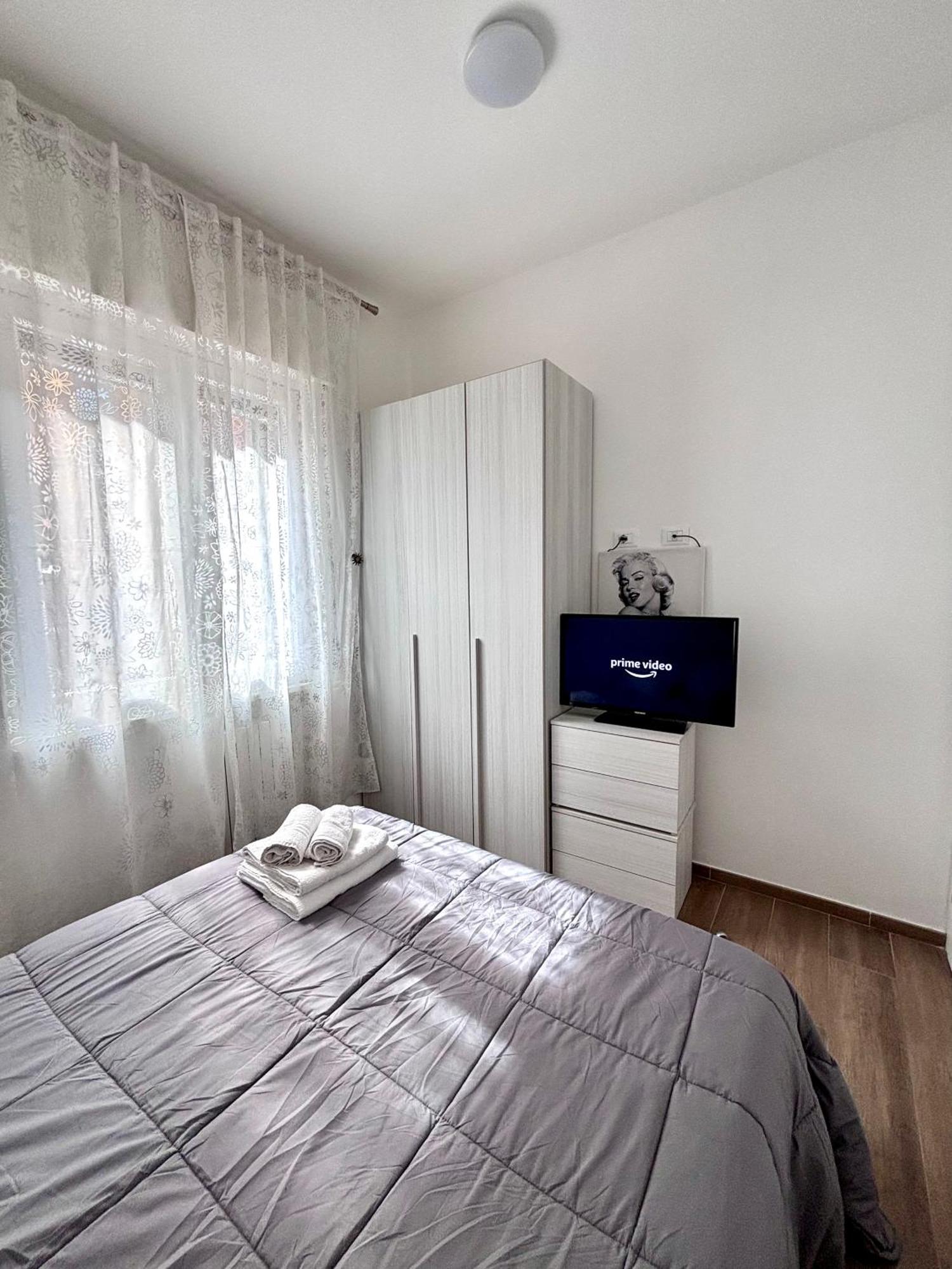 Bilocale In Bande Nere-Metro Rossa Duomo Apartman Milánó Kültér fotó
